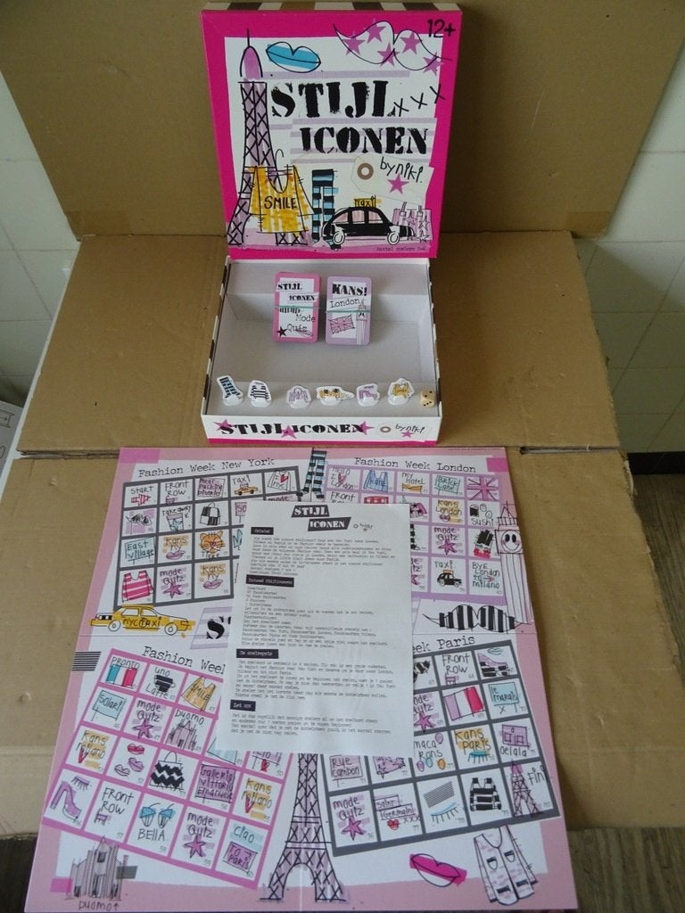 Stijl iconen by Niki Het modespel voor modemeisjes 2013, Jeu de voyage, Enlèvement ou Envoi, 1 ou 2 joueurs, Postbus 196 7500 AD Enschede