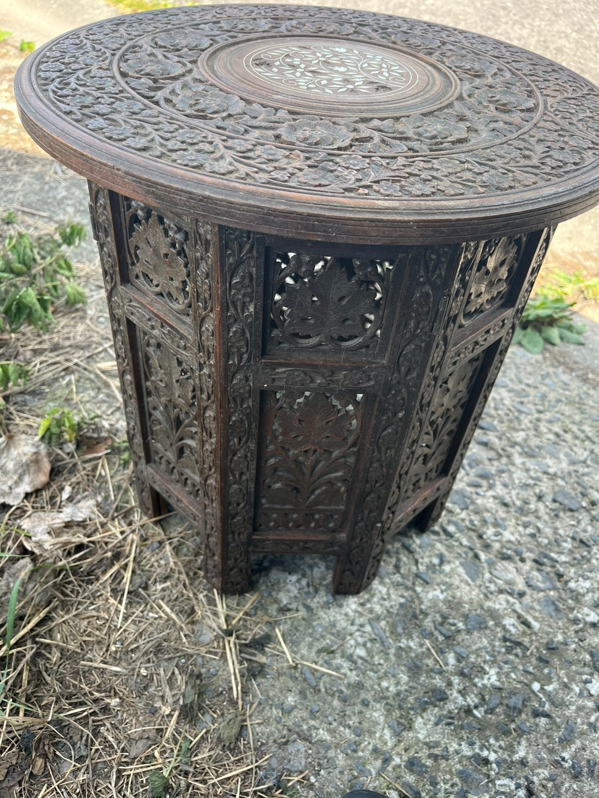 Petite table bois exotique ciselé, Enlèvement ou Envoi