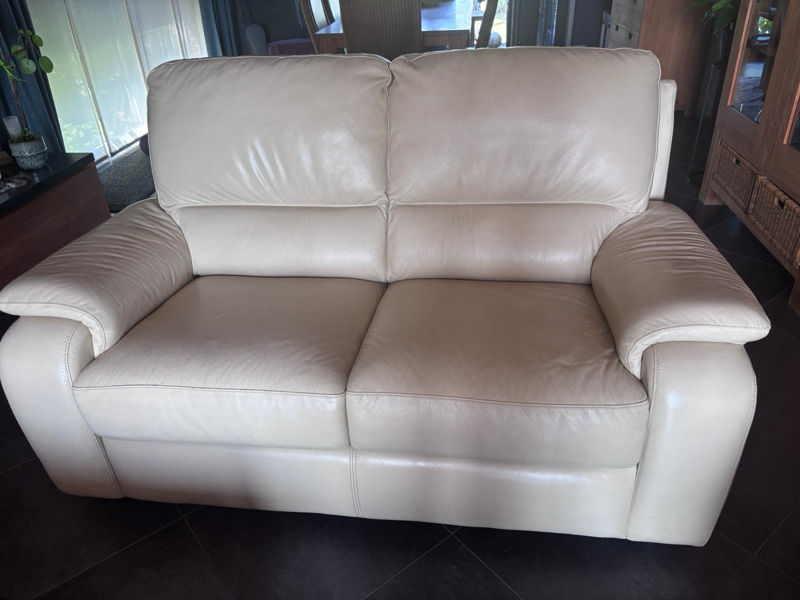 Canapé 2 places en cuir beige, Maison & Meubles, 75 à 100 cm, Comme neuf, Enlèvement, 150 à 200 cm