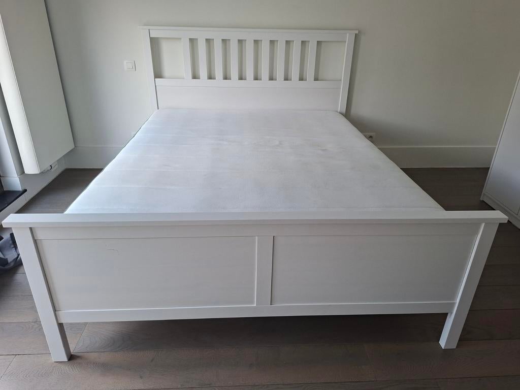 Cadre de lit Hemnes + Sommier + Matelas a ressorts ensachés