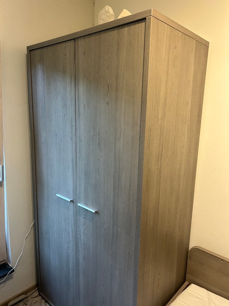 Hoge kast (kleerkast), Ophalen, Met deur(en), Gebruikt, 100 tot 150 cm
