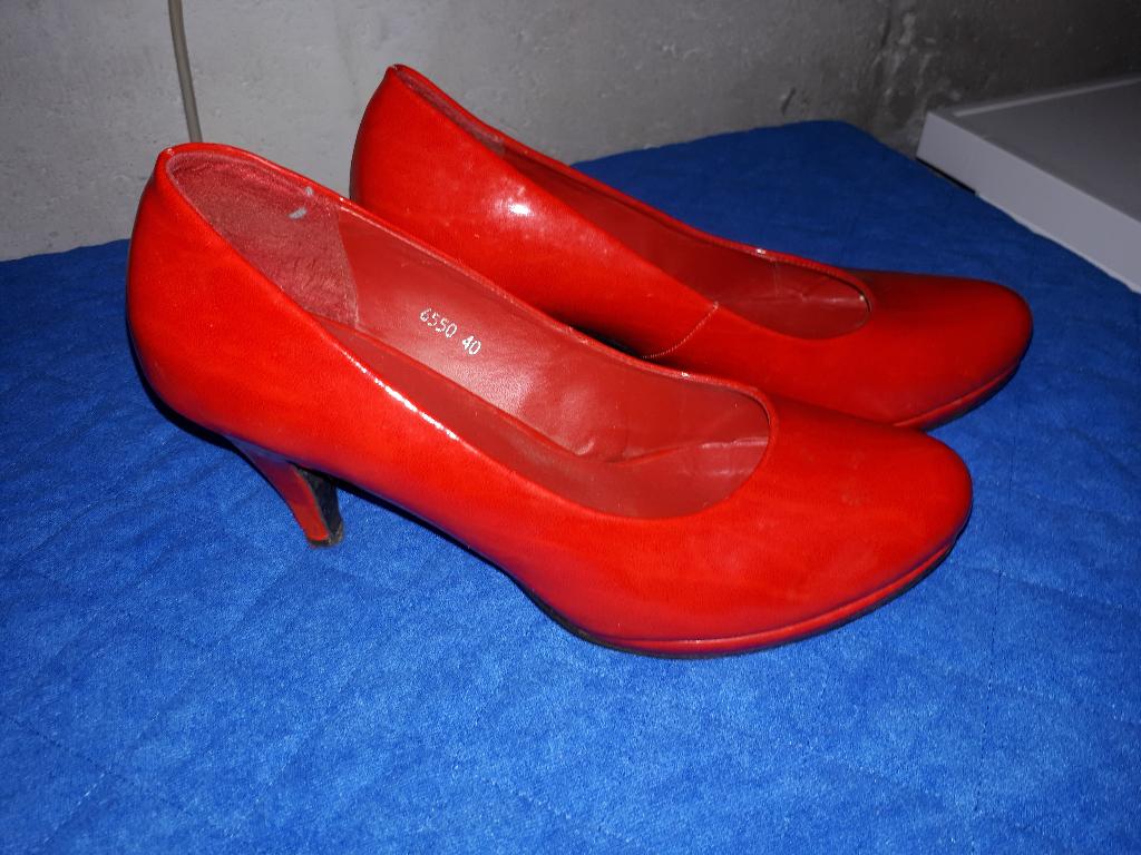 Damesschoenen, Ophalen of Verzenden, Zo goed als nieuw, Schoenen met hoge hakken, Rood