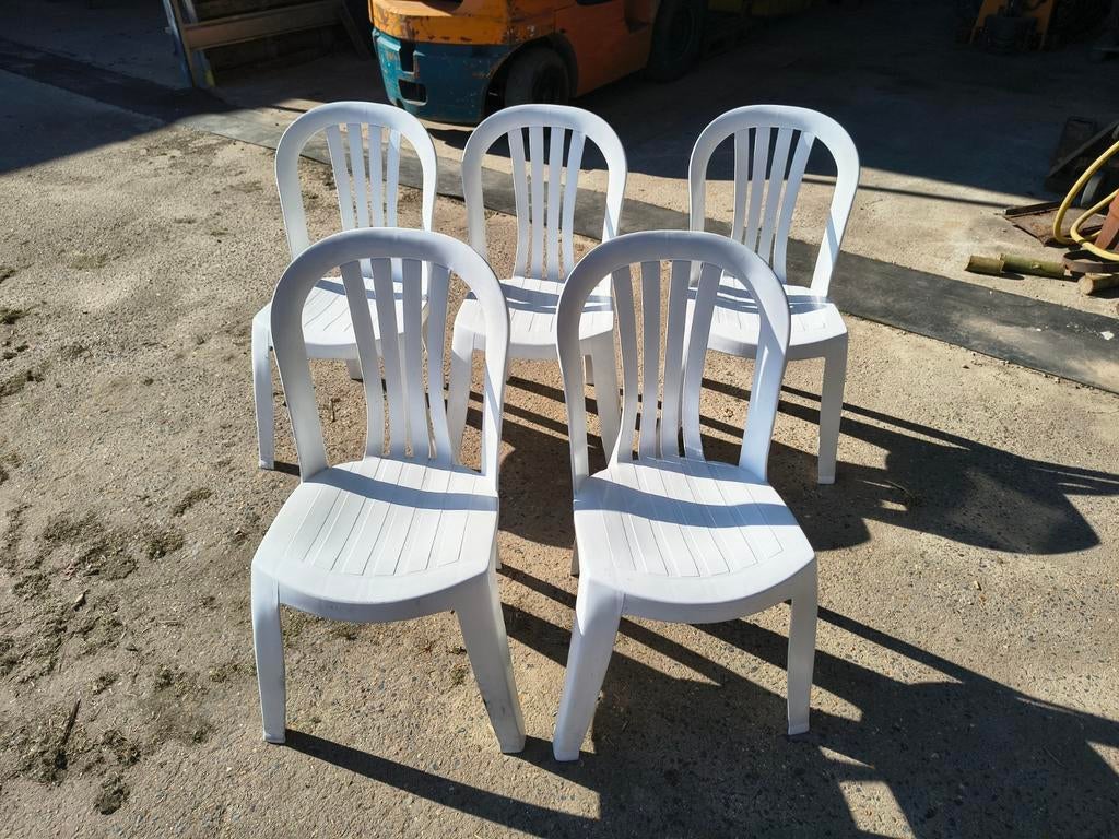 5 witte stoelen, Ophalen