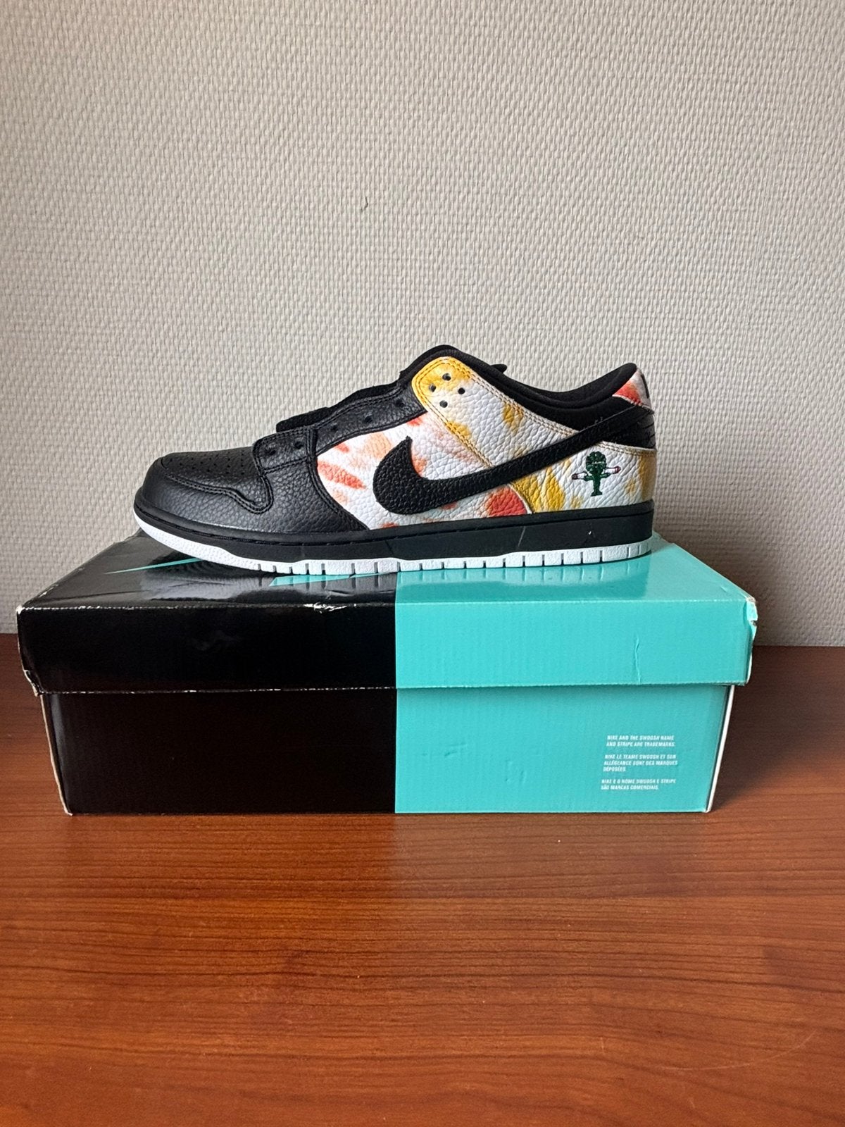 Nike SB Dunk Low Raygun Tie-Dye Black – nieuw – maat 45,5, Enlèvement, Comme neuf, Noir, Baskets