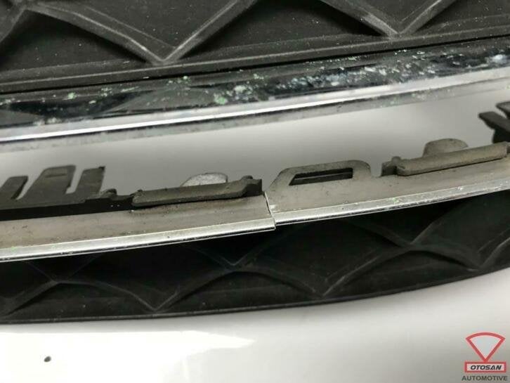 mercedes classe c w204 grille de pare chocs avant droite a20, Autos : Pièces & Accessoires, Mercedes-Benz AG, Pare-chocs, Mercedes-Benz
