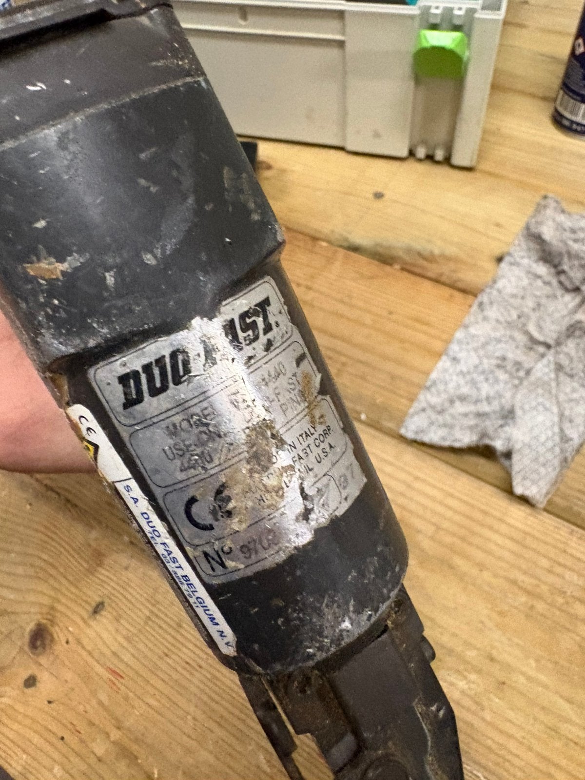 Duo-Fast F32 afwerktacker, Ophalen