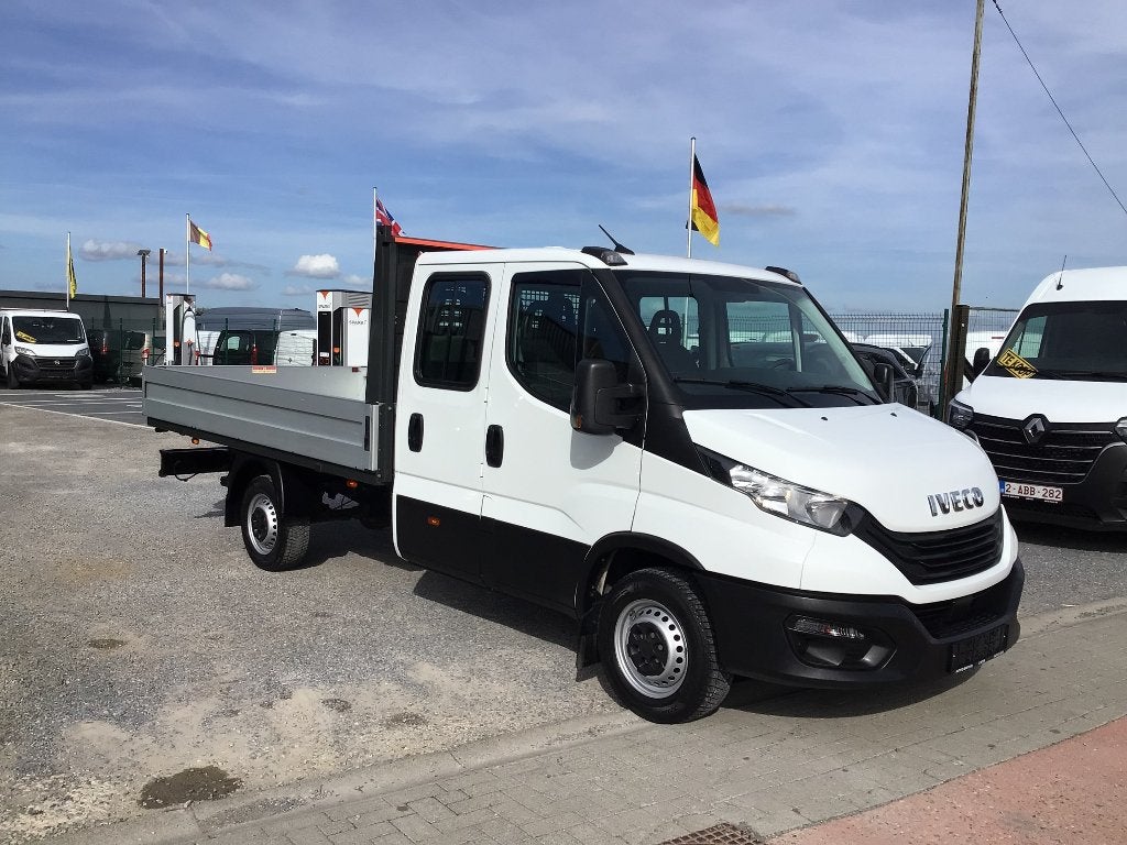 iveco daily laadbak 2024 13000km 7plaatsen trekhaak 28950e, Autos, Achat, Entreprise, Boîte manuelle, Noir