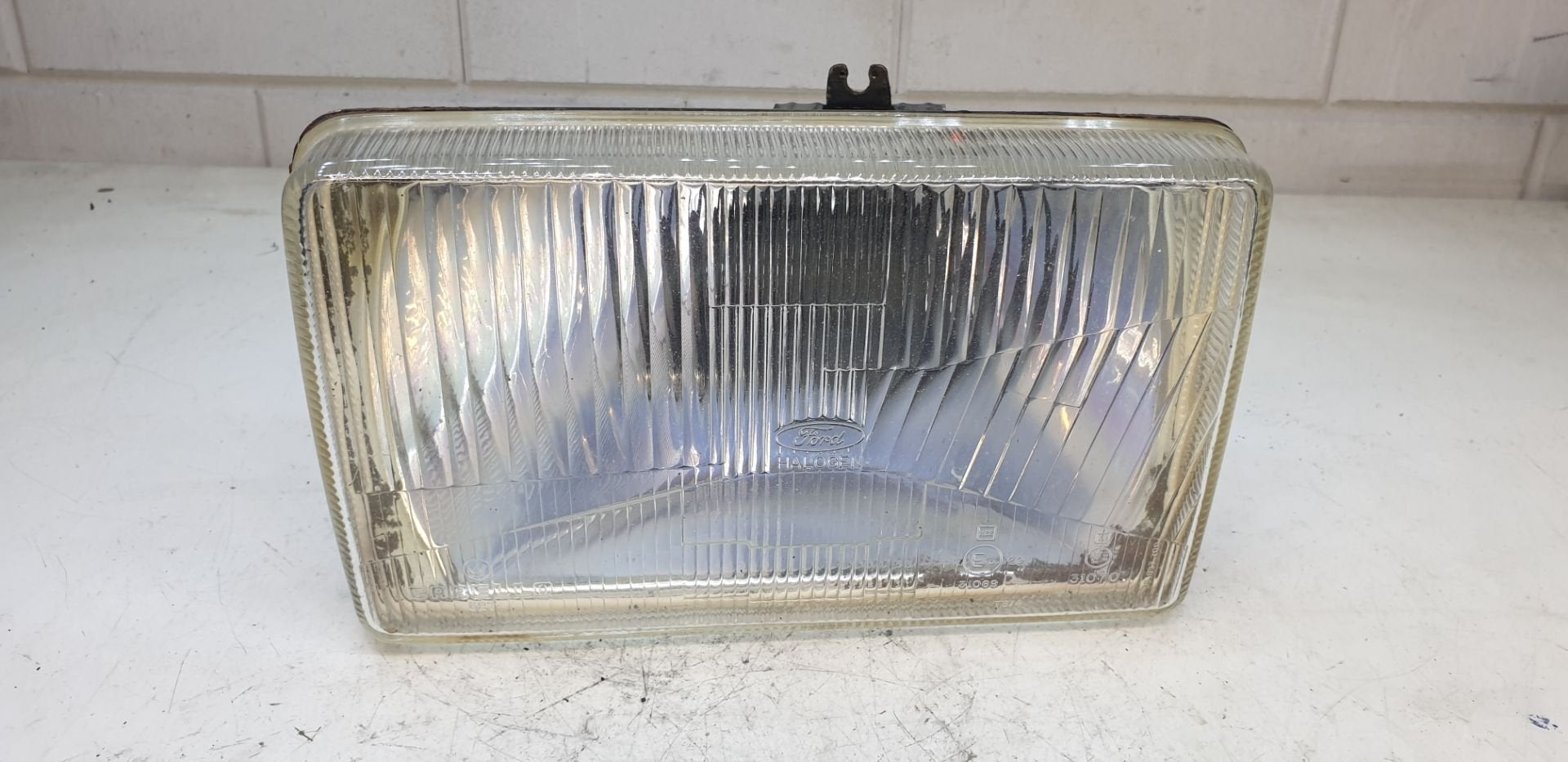 Phare gauche d'origine Ford des ann es 70-80, d'occasion, Info@ford.com, Ford Motor Company, American Road 1
48126  Dearborn, Ford