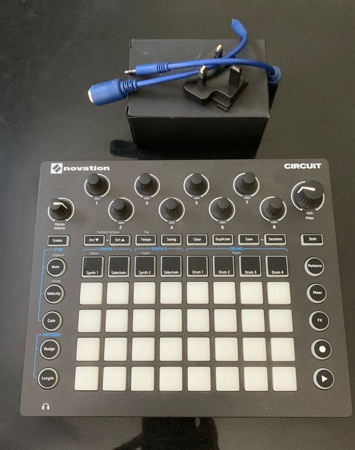 A vendre Novation curcuit complet boite cables, Musique & Instruments, Équipement Midi, Enlèvement, Utilisé