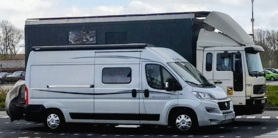 CAMION VOLVO FL6H AMENAGE Full options - 145.000 km, Caravanes & Camping, Siège standard, Boîte manuelle, 8 à 9 mètres, Diesel