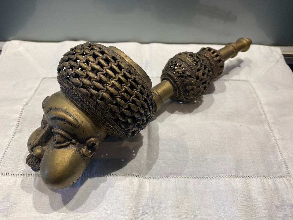 Pipe de cérémonie Baboum Cameroun, Enlèvement, Bronze