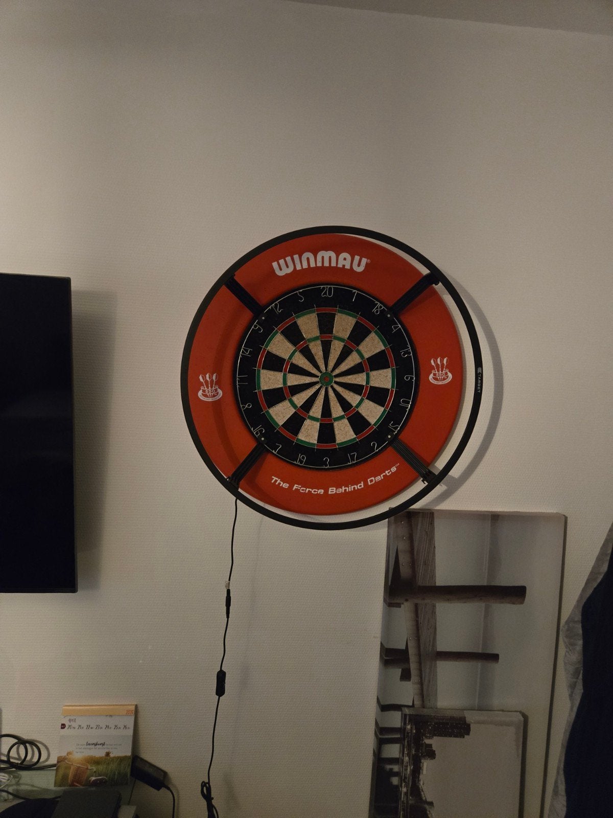 Dartsblok met verlichting en muurbescherming, Sport en Fitness, Darts, Ophalen