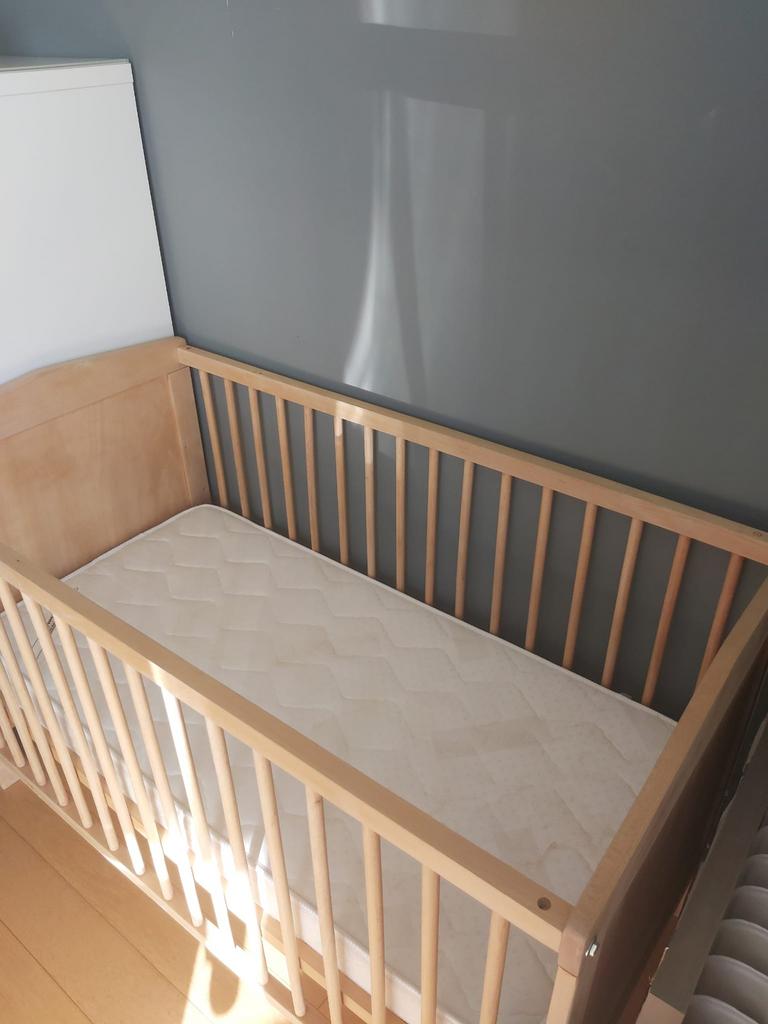 Houten babybed met matras, Ophalen, Zo goed als nieuw, Matras
