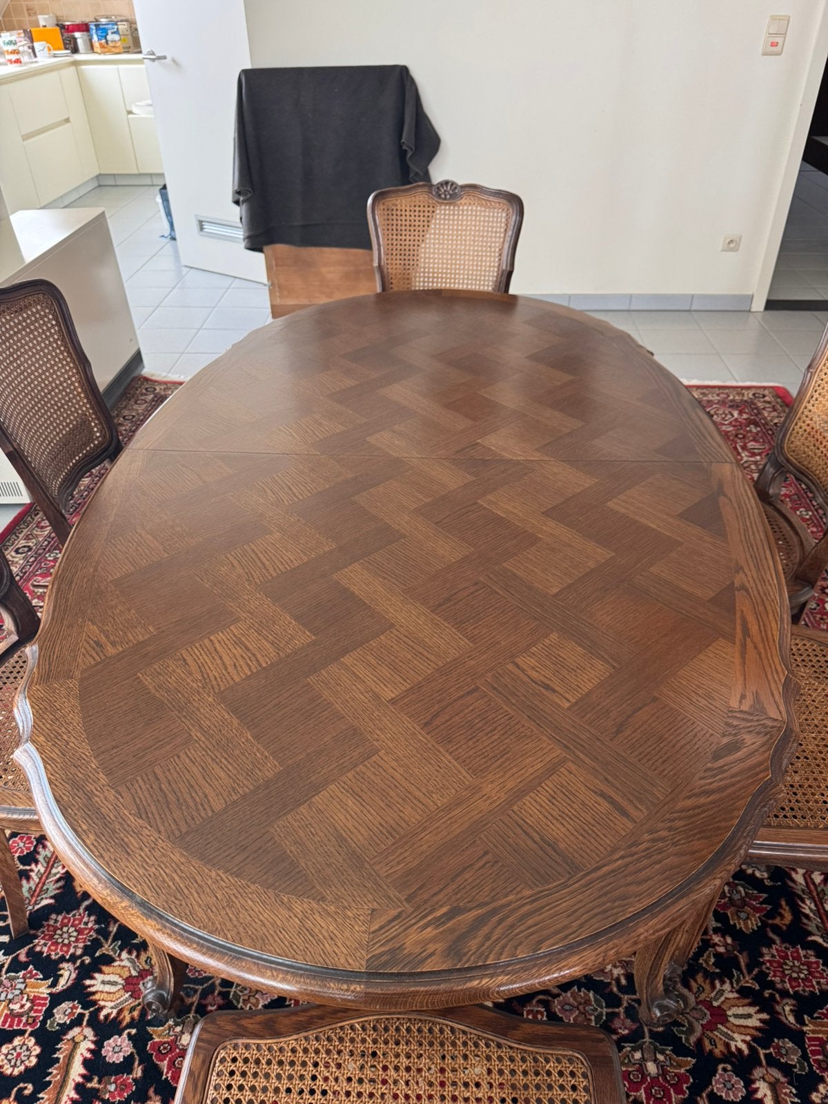 Vintage ovalen eettafel (uitbreidbaar) + 8 stoelen (rieten), Antiek en Kunst, Ophalen