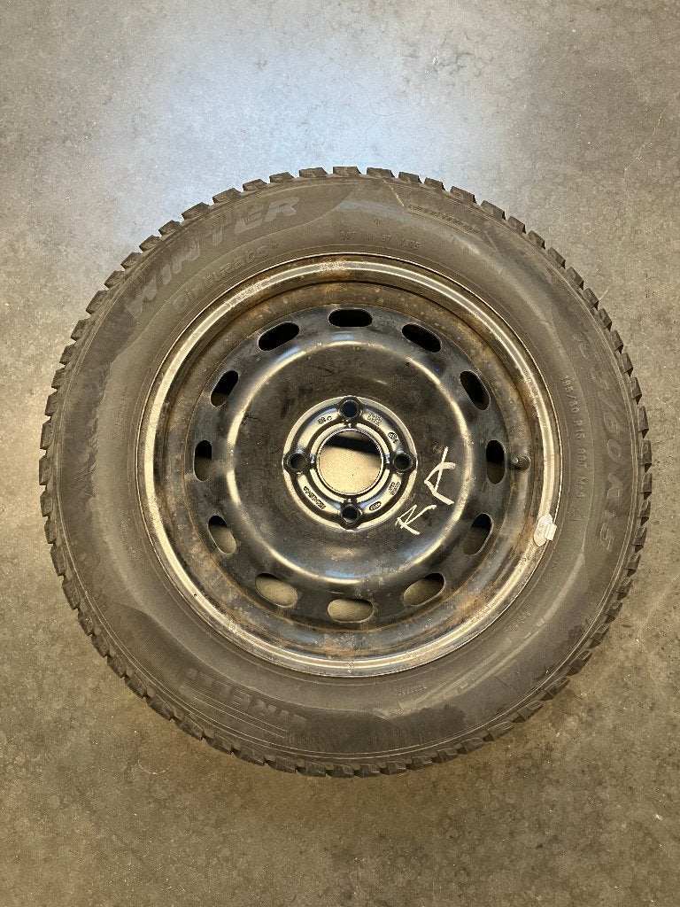 4 Pirelli winterbanden op stalen velg 195/60 R15 Ford Fiesta, Auto-onderdelen, Ophalen, Gebruikt, 15 inch, Winterbanden