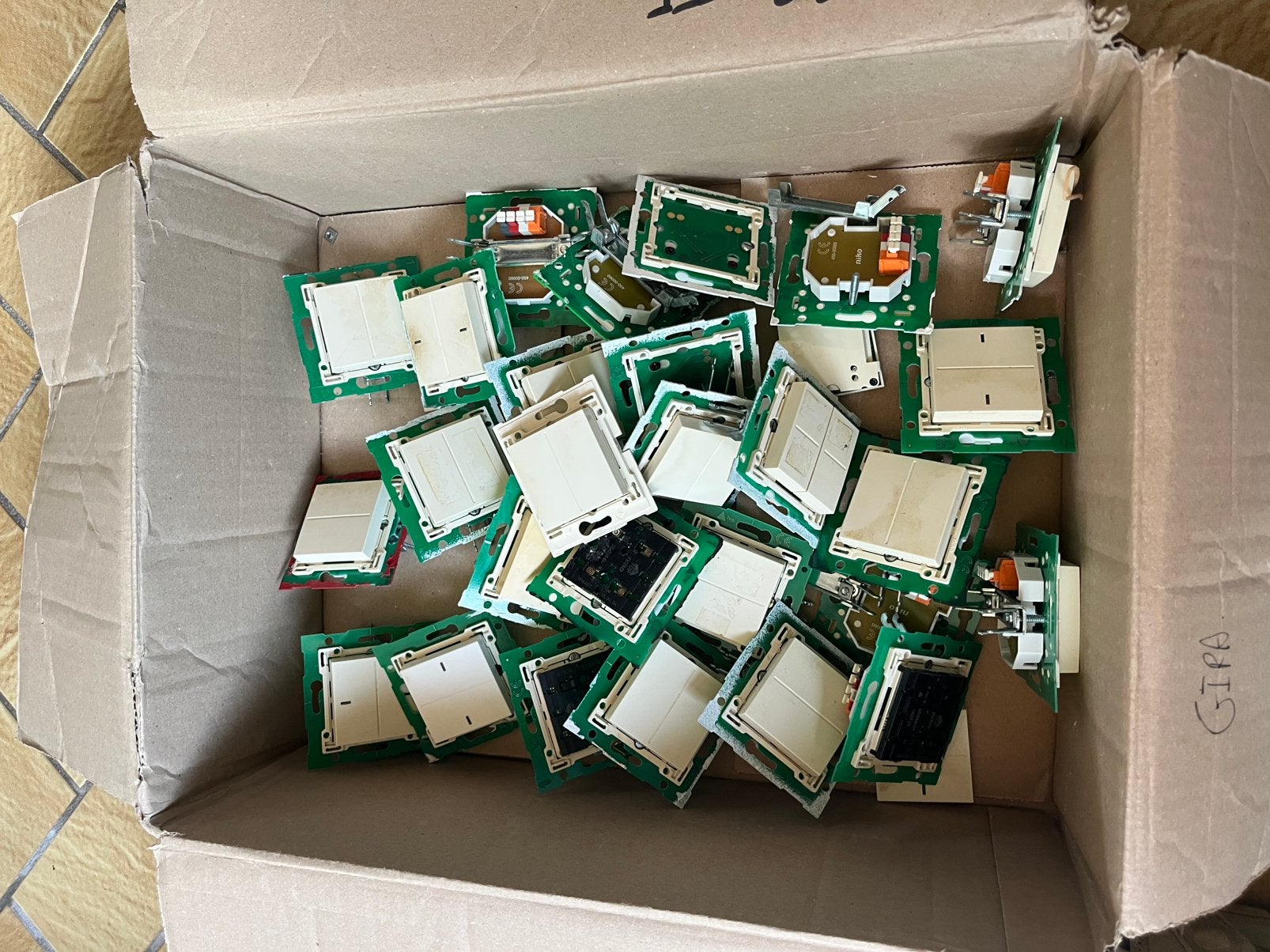 Niko schakelaars, Doe-het-zelf en Bouw, Elektriciteit en Kabels, Ophalen, Zo goed als nieuw