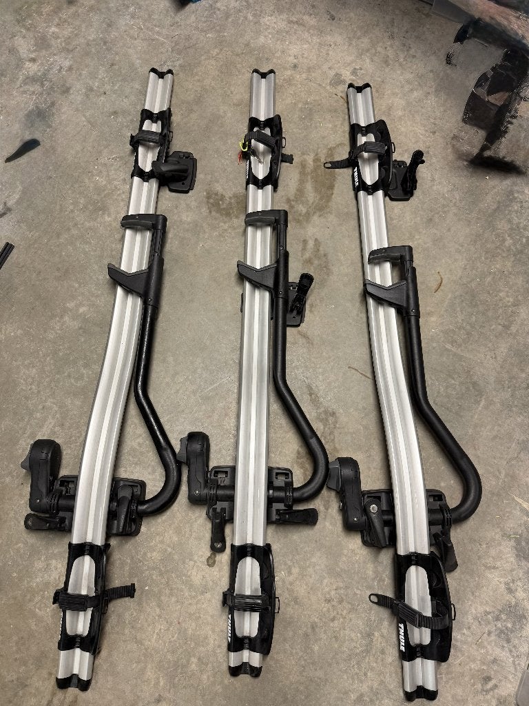 3x Thule ProRide 591 fietsendrager, Auto diversen, Fietsendragers, Zo goed als nieuw, Dakdrager, 3 fietsen of meer, Brede banden