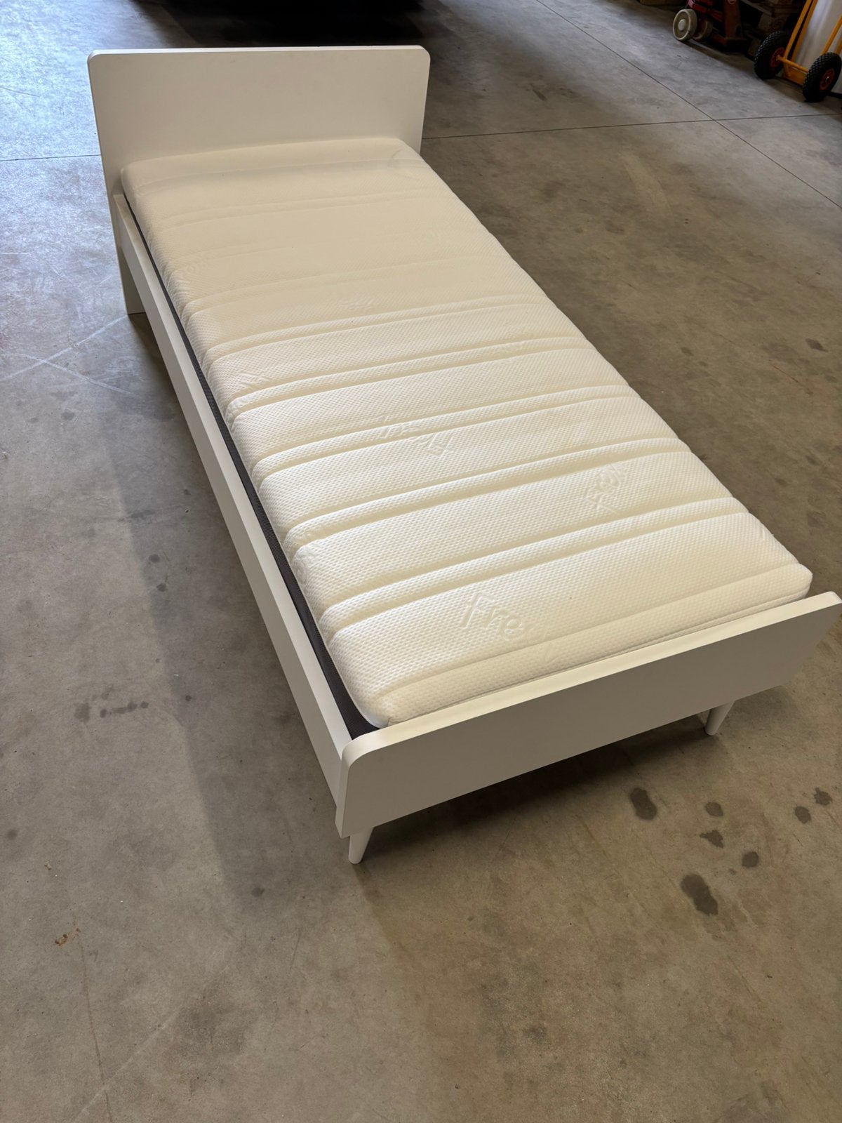 Bed 200x90cm, matras en lattenbodem, Ophalen, Zo goed als nieuw