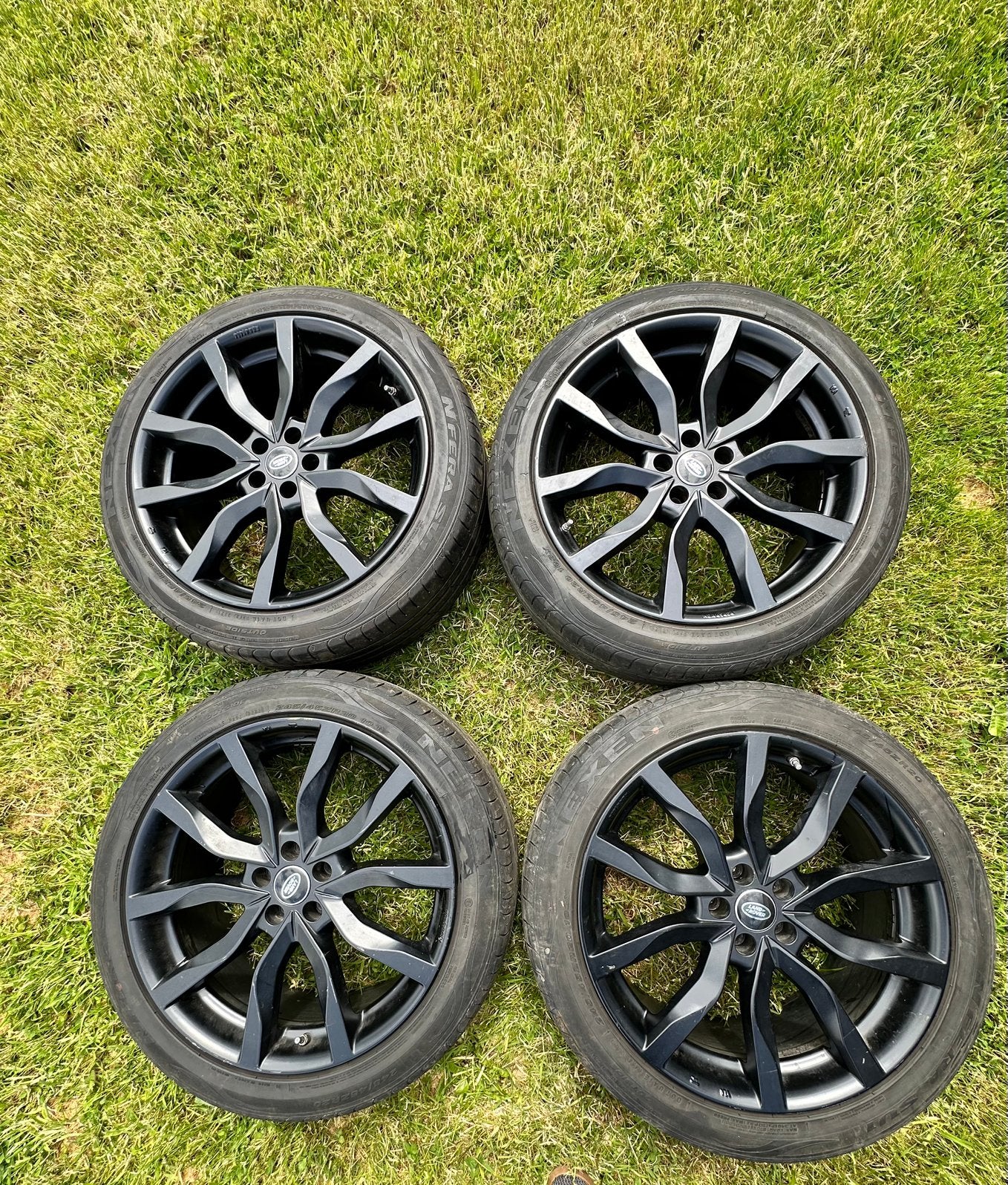 Kit jantes noires et pneus Land Rover 20 pouces, Autos : Pièces & Accessoires, Pneus et Jantes, 245 mm, Pneus été, Enlèvement