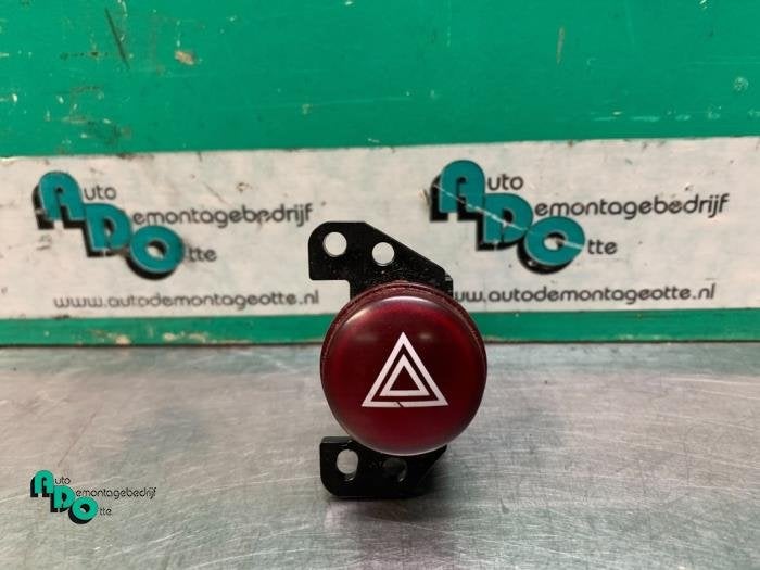 Commutateur éclairage d'urgence d'un Mitsubishi Colt (Colt, -, 3 mois de garantie, Utilisé, Mitsubishi