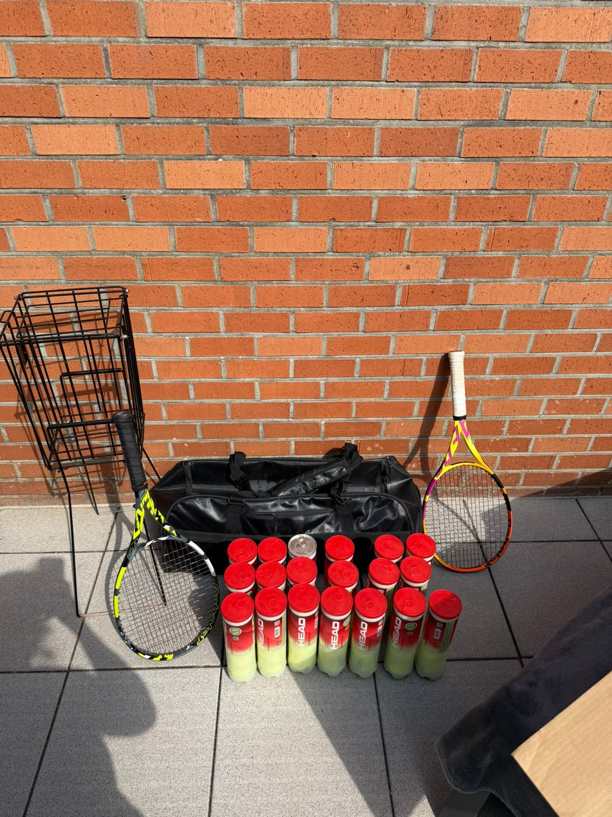 2 tennisracketen babolat pure, korf, tas, 19 tubes ballen., Tickets & Billets, Une personne, Juillet