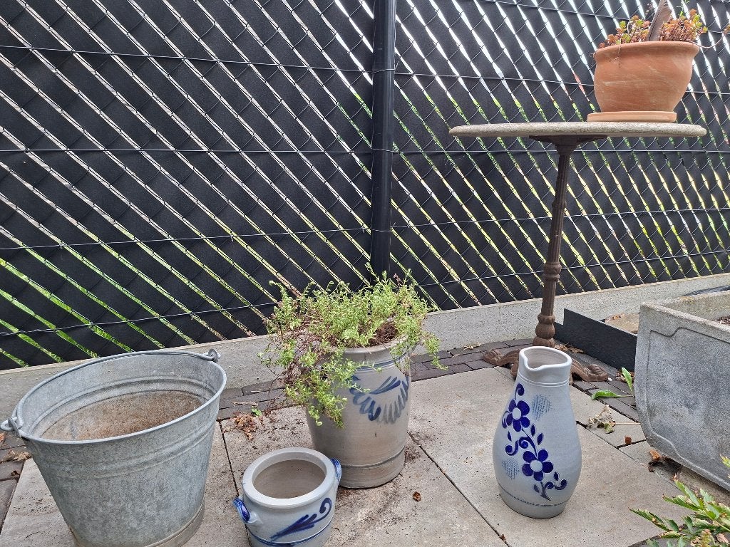 Tuin: Zinken vuilbak, emmer, fonten tafeltje met marmer, Enlèvement