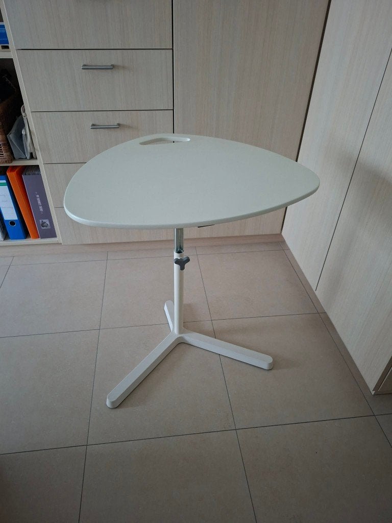Ikea Svartasen laptoptafel, Computers en Software, Laptoptafels, Ophalen, Zo goed als nieuw, In hoogte verstelbaar