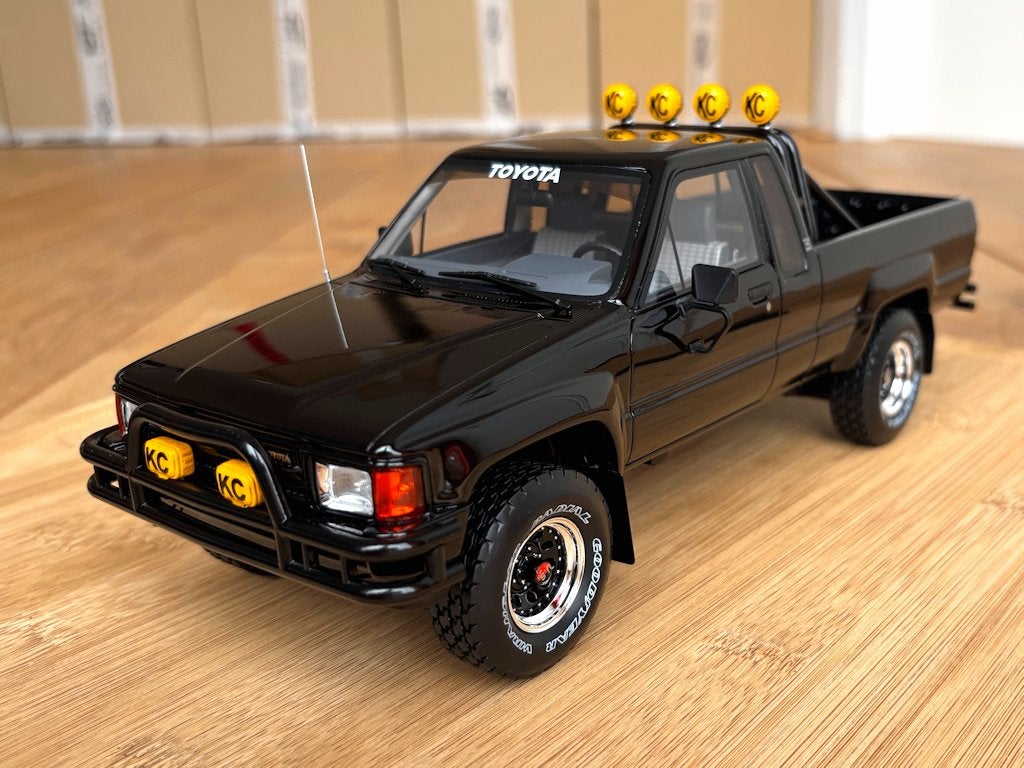 Toyota Hilux SR5 1:18 OttO OT481 Back to the Future BTTF, Enlèvement ou Envoi, Neuf, Voiture, OttOMobile