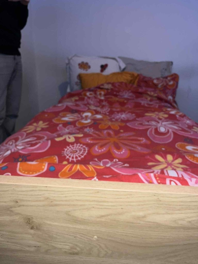 Lit 1 personne avec sommier, matelas et table de nuit, Beige, Enlèvement, 200 cm, Bois