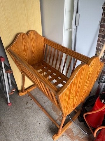 Massief houten kinderbed, Kinderen en Baby's, Ophalen of Verzenden, Gebruikt, Wieg