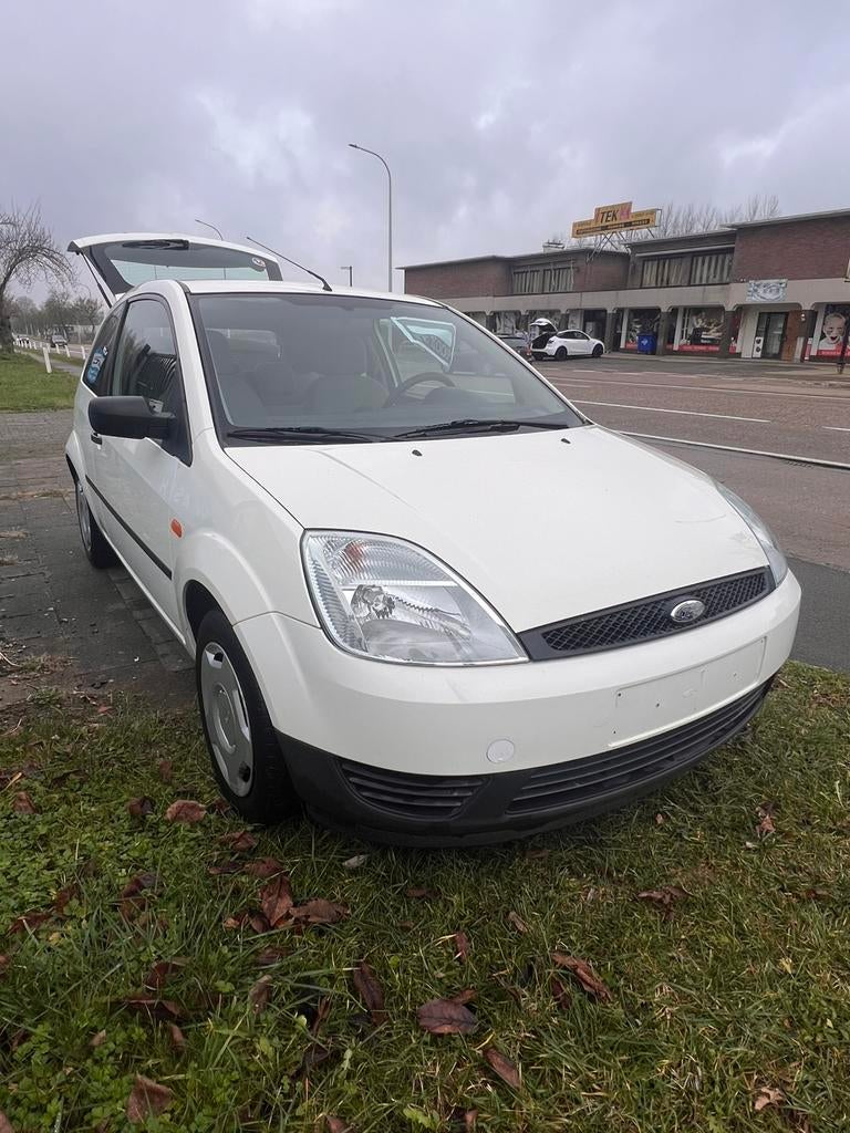 FORD FIESTA Benzine 167000 km met keuring voor verkoop, Auto's, Stof, Zwart, Wit, Handgeschakeld