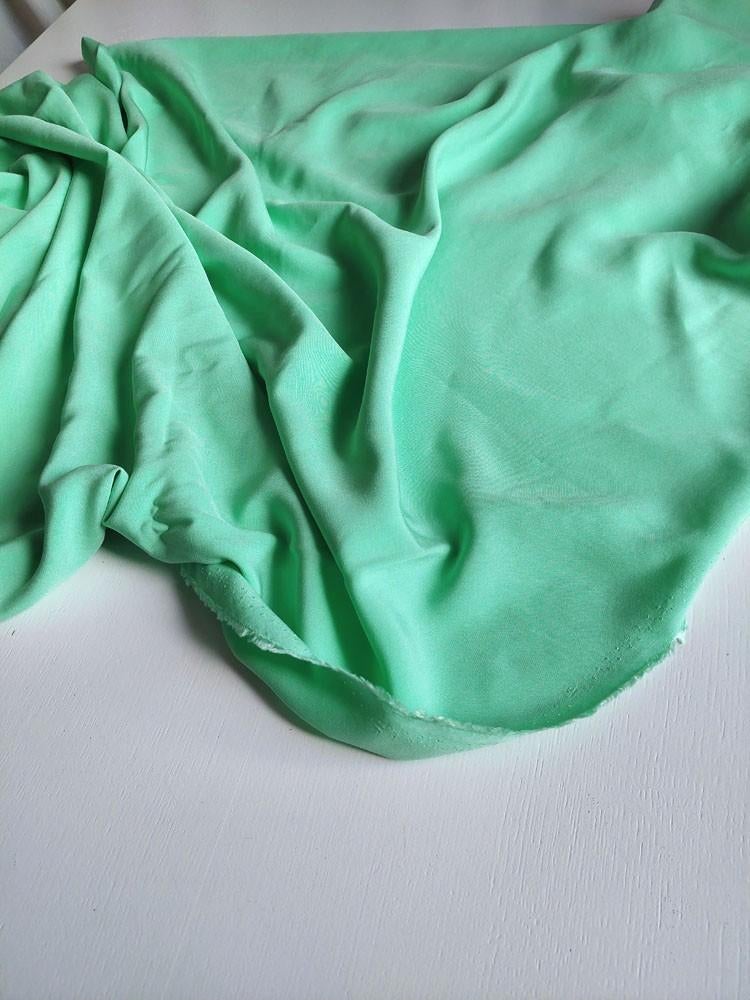 3 meter geweven viscose stof licht lichtgroen, Hobby en Vrije tijd, Stoffen en Lappen, Nieuw, Overige materialen, 120 cm of meer