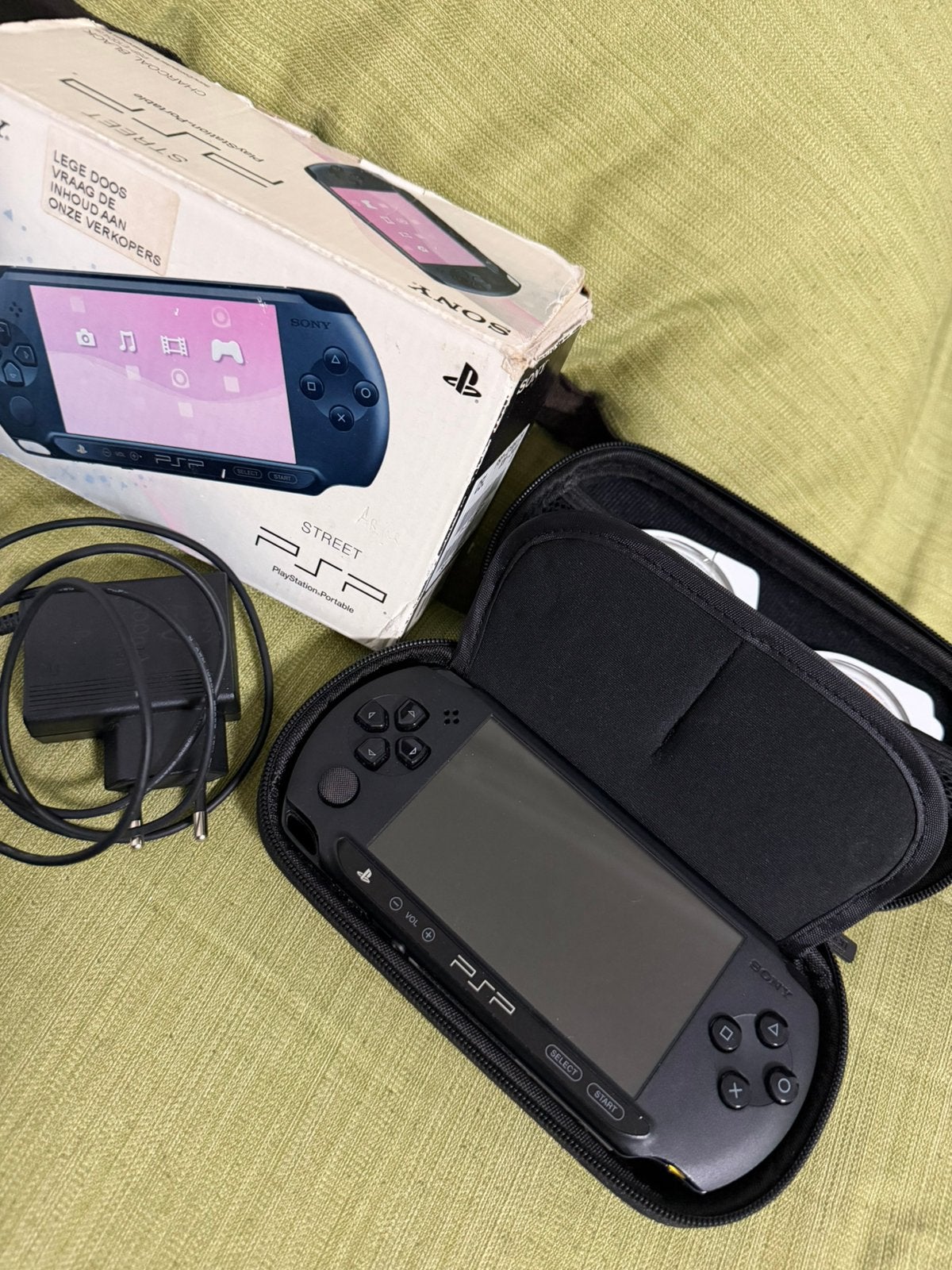 PSP Street E1004 + 7 spellen + originele doos + accessoires, Ophalen, PSP