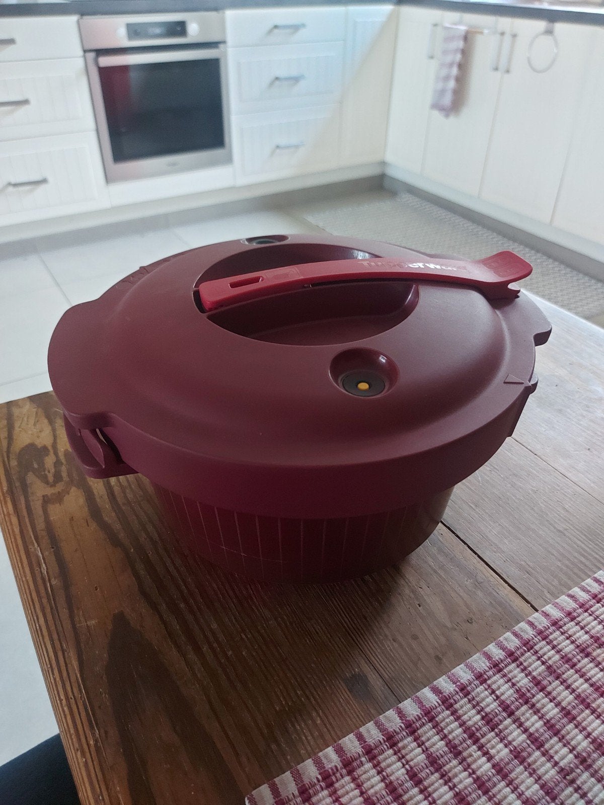 Micro-autocuiseur Tupperware, Enlèvement