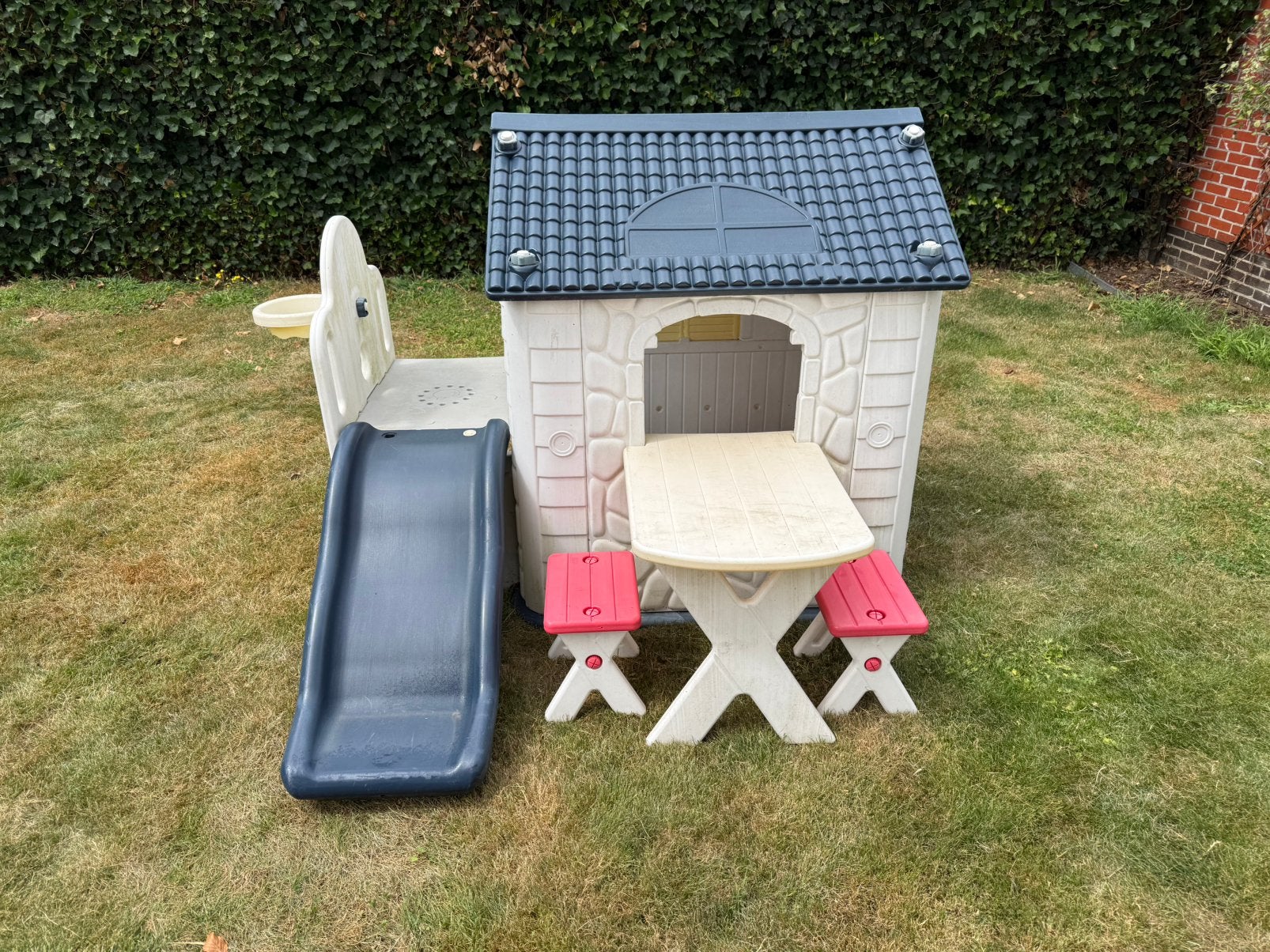 Maison de jeu Smoby avec toboggan, Enfants & Bébés, Jouets | Extérieur | Cabanes d'enfant, Enlèvement, Utilisé
