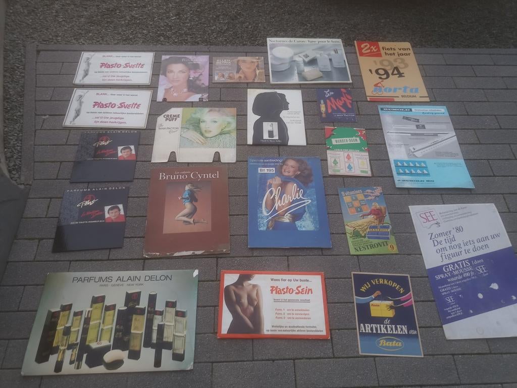 Lot de 20 panneaux d'affichage vintage rétro en carton assor, Enlèvement
