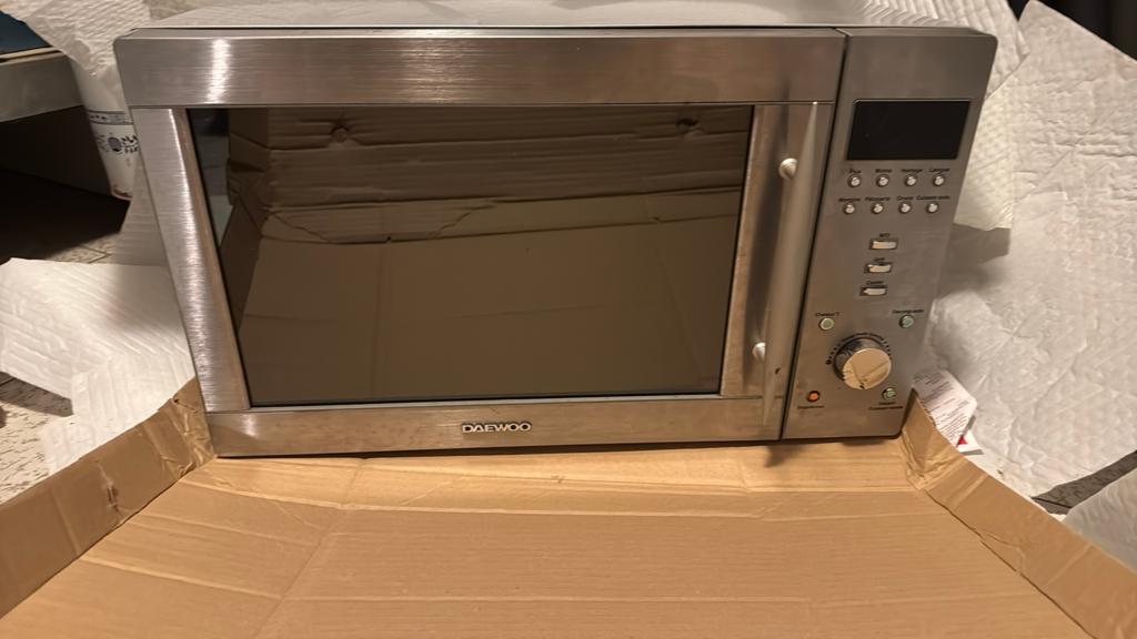 Four à micro-ondes combiné DAEWOO pour pièces ou réparer, Enlèvement, Ne fonctionne pas, 45 à 60 cm, À Poser