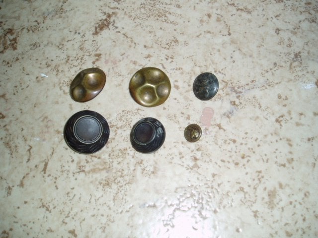 Lot de boutons anciens dont un de garde-chasse, Enlèvement
