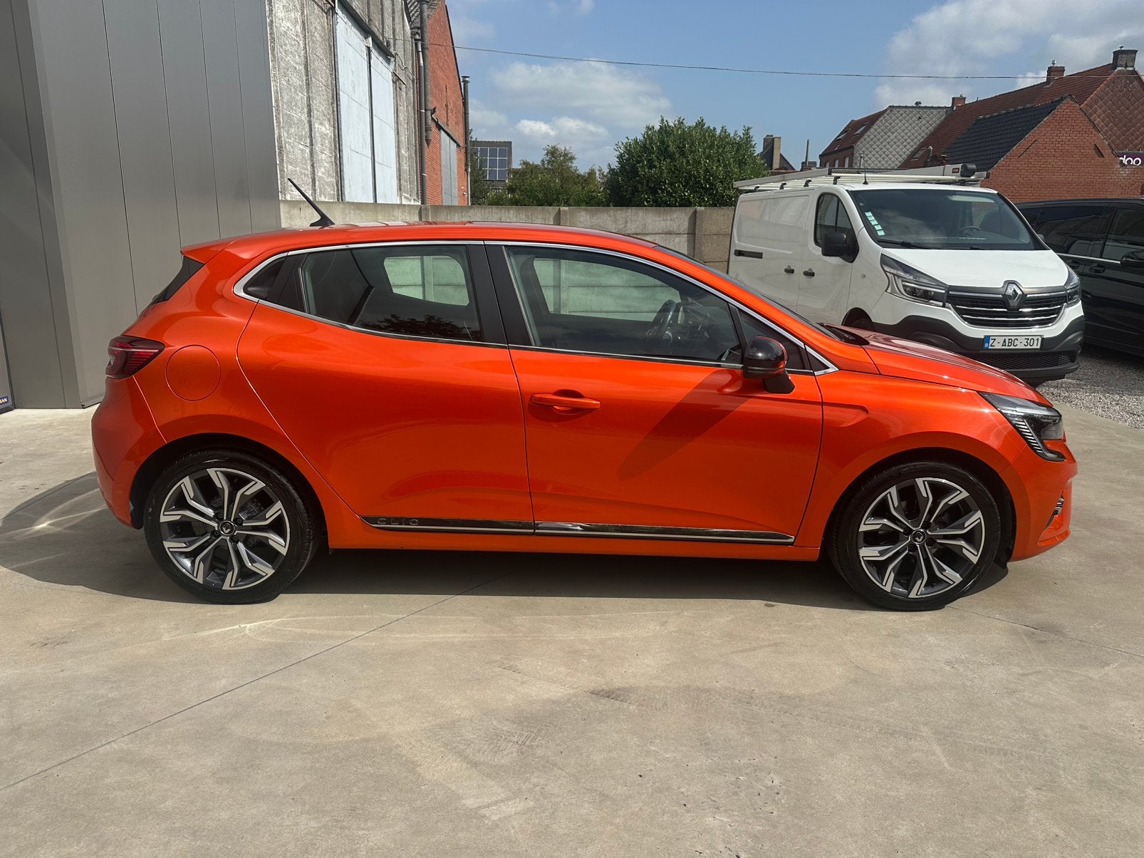 Clio / automaat / 28000km / topstaat!, Auto's, Overige kleuren, 67 kW, Leder en Stof, Sound system