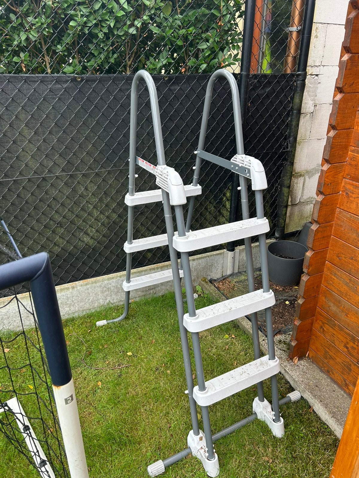 Zwembad ladder intex + voetbadje, Ophalen, Zo goed als nieuw, Ladder