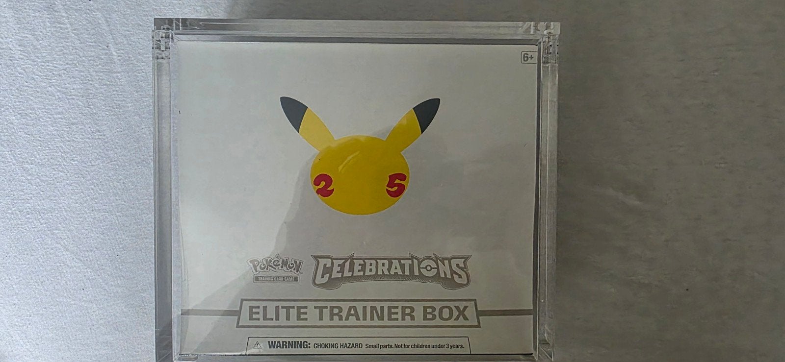 Pokémon 25th Celebrations Elite trainer box pokemon, Enlèvement