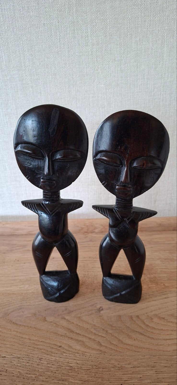 2 handgesneden houten Afrikaanse beeldjes., Bois, Brun, Enlèvement, Statue