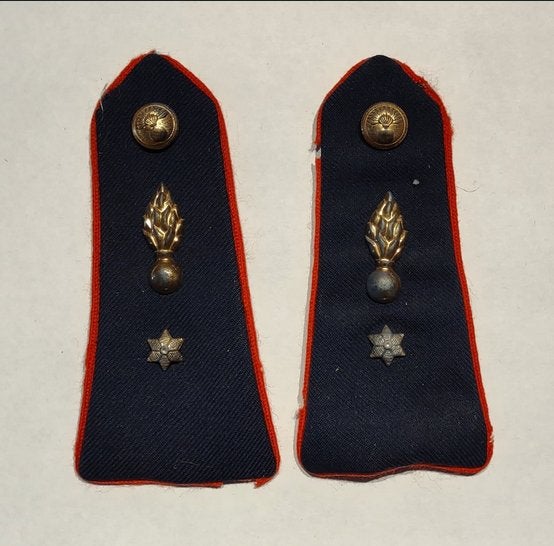 Cherche grades de capitaine et de lieutant-général Gd, Collections, Objets militaires | Général, Gendarmerie, Enlèvement ou Envoi