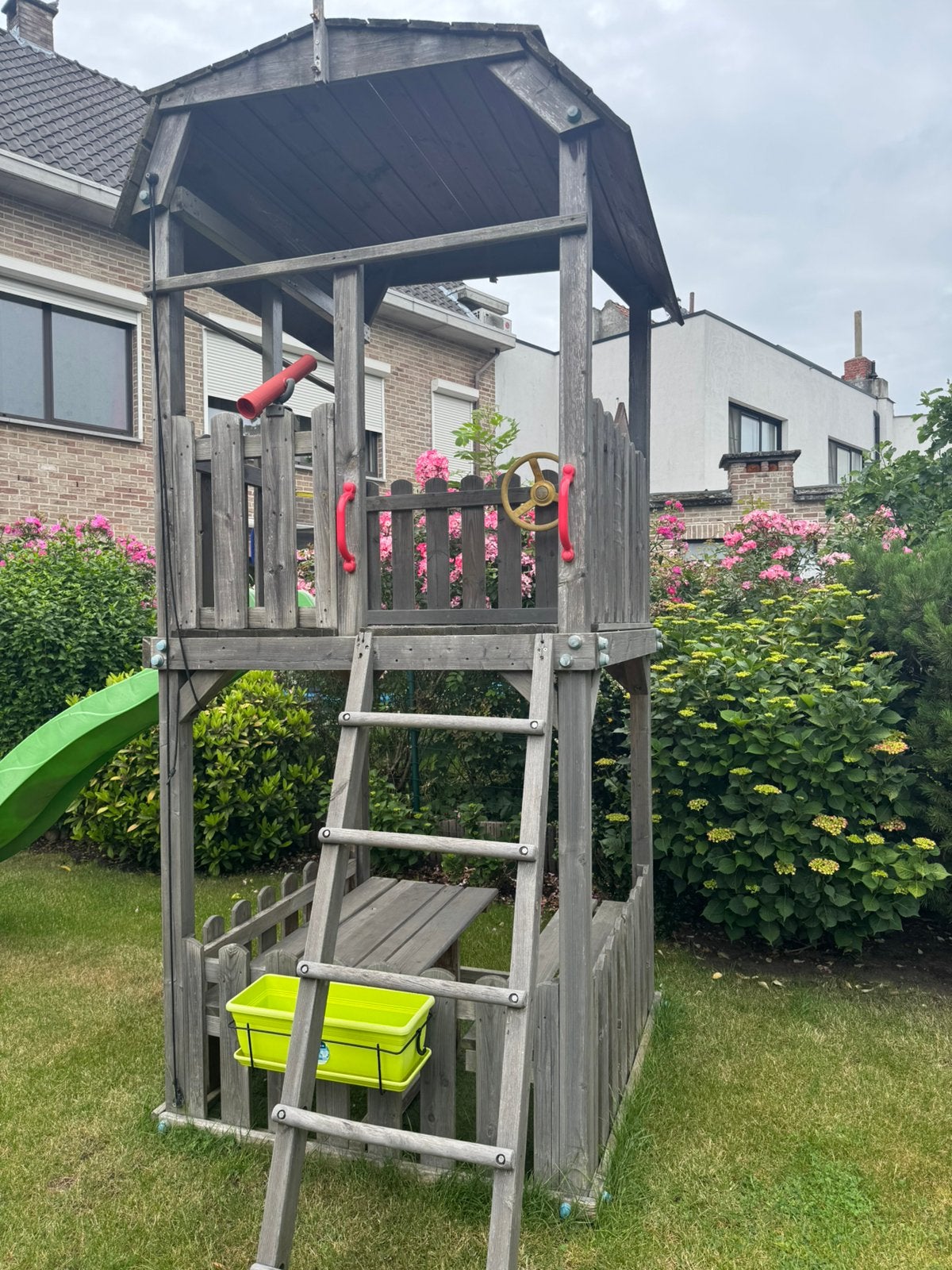 houten speeltoren met glijbaan, picknicktafel en accessoires, Ophalen, Zo goed als nieuw