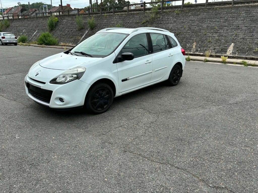 RENAULT CLIO 1.2 ESSENCE 2011+GPS +FEUILLET ROSE, Autos, Renault, Particulier, Clio, ABS, Airbags, Air conditionné, Ordinateur de bord