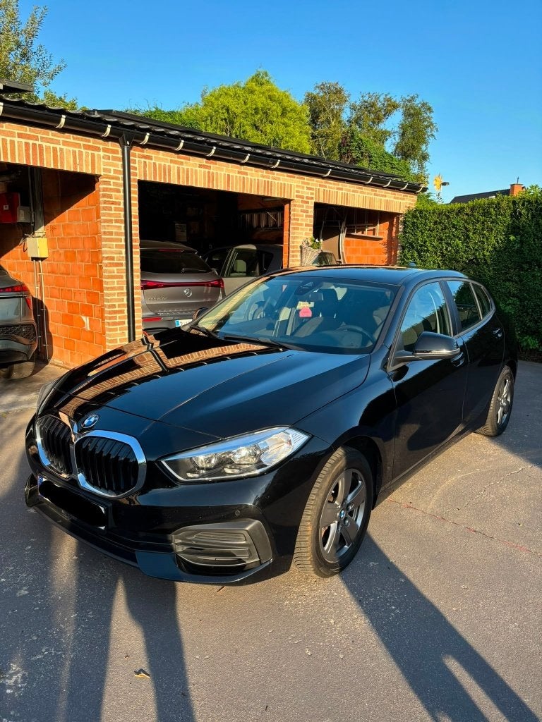 BMW 118i F40 Adv - Afneembare trekhaak - Nieuwe koppeling, Auto's, Voorwielaandrijving, Euro 6, Zwart, Handgeschakeld