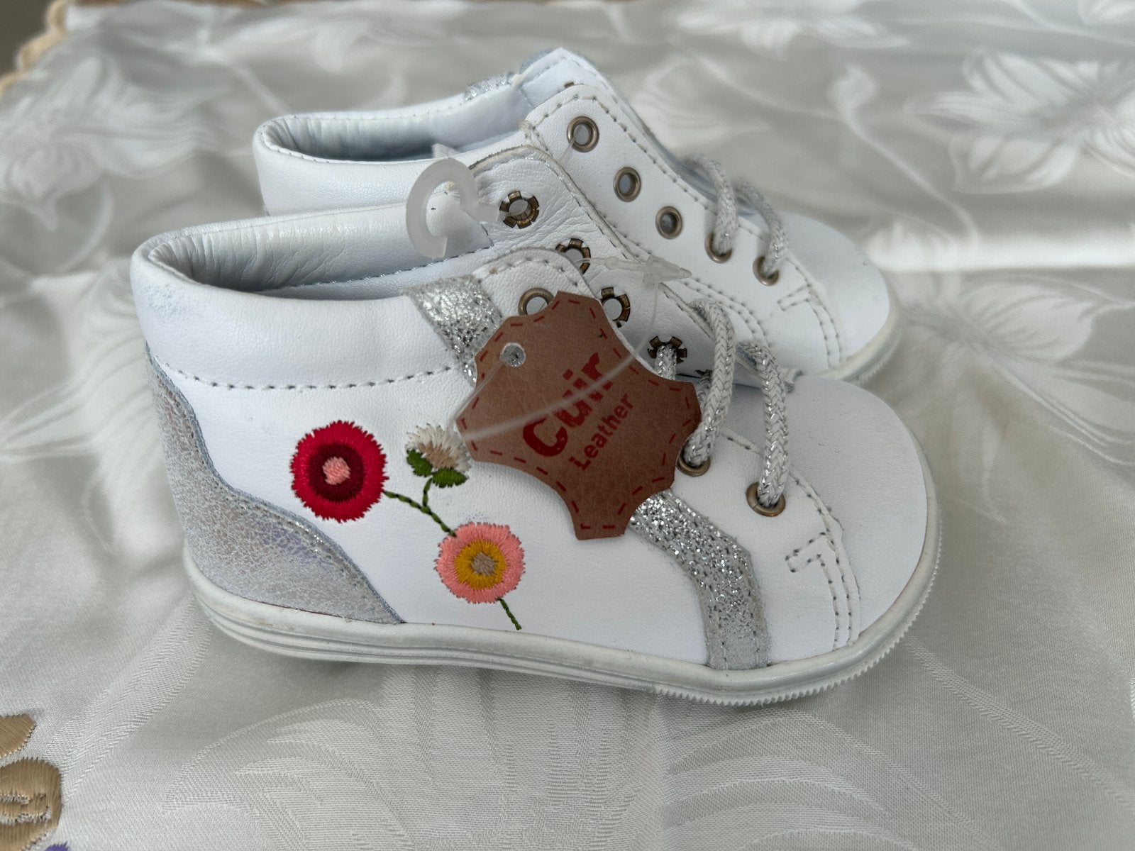 Chaussures bébé en CUIR – NEUVES avec étiquette – Taille 18, Enfants & Bébés, Enlèvement ou Envoi, Neuf