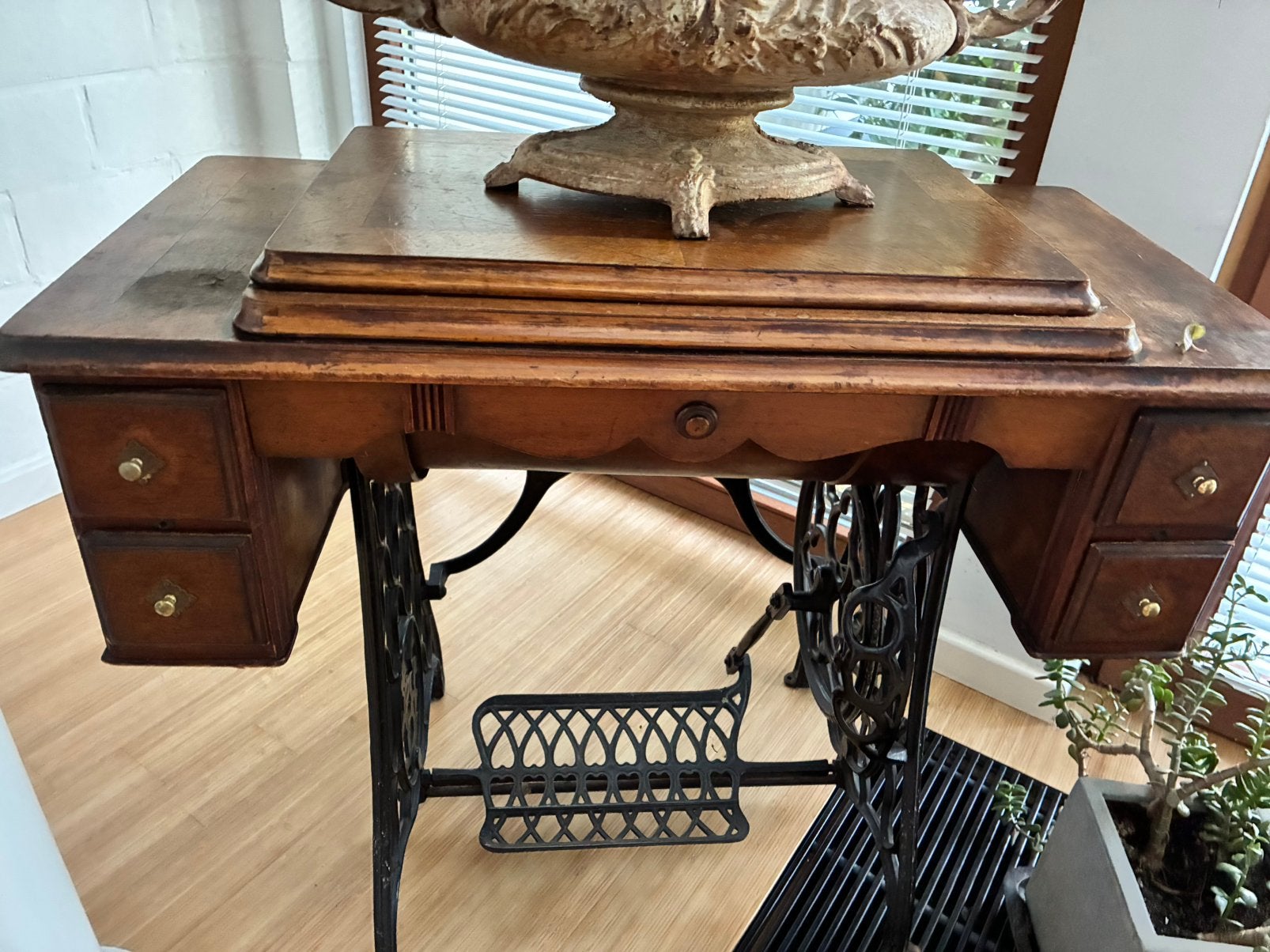 Singer sewing machine, Enlèvement