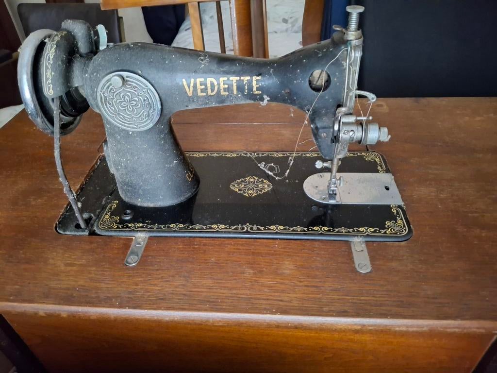 Oude naaimachine, Antiek en Kunst, Ophalen
