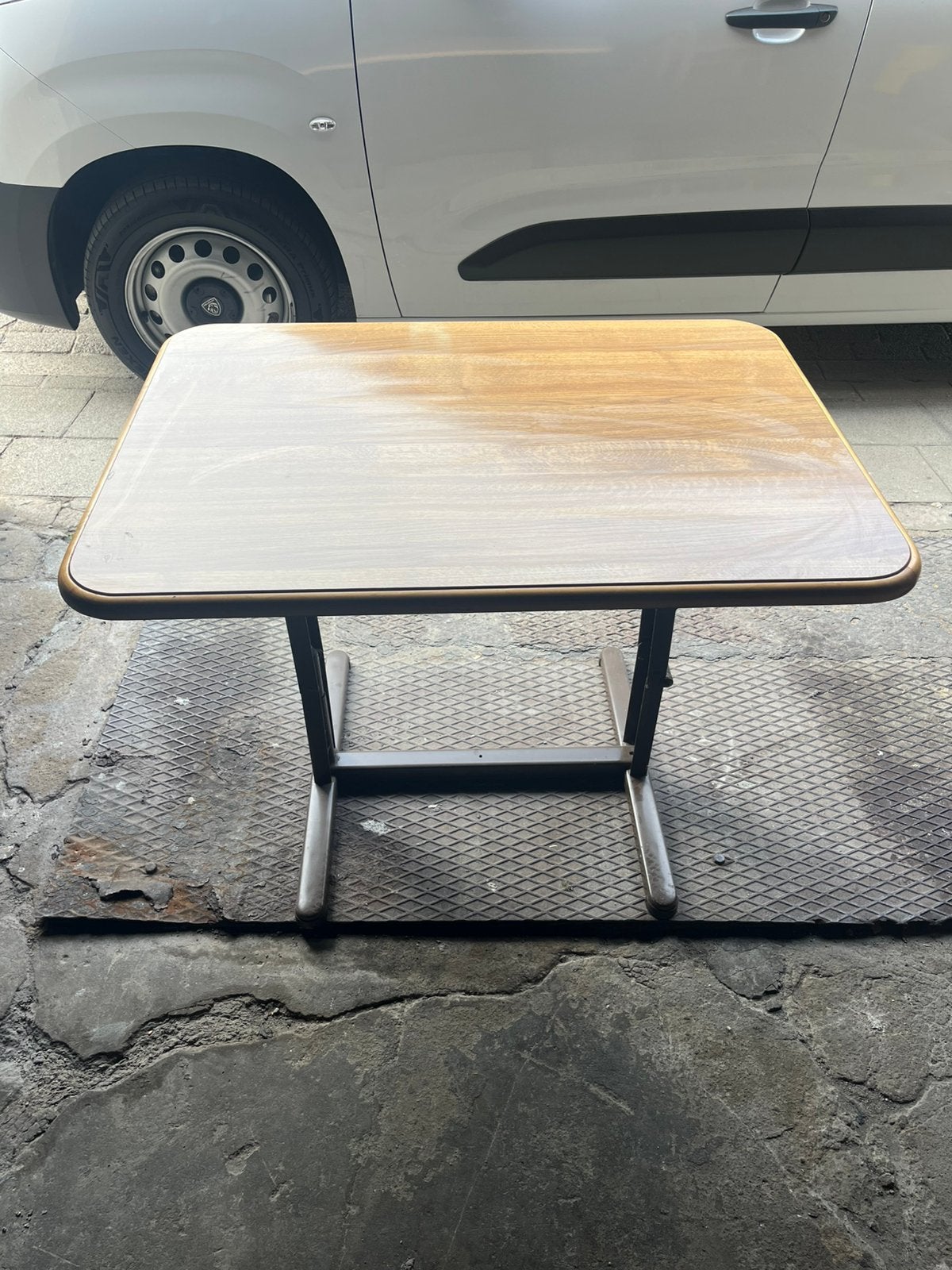 bureau ergonomique réglable en hauteur, avec un plateau, Enlèvement, Utilisé, Réglable en hauteur